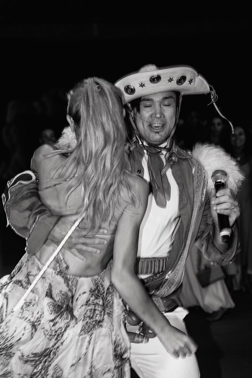 Reginaldo Sama cantando com chapéu de cangaceiro