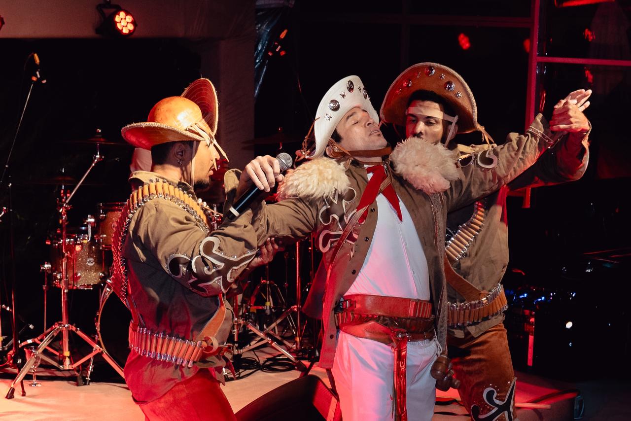 Reginaldo com bailarinos em figurino nordestino