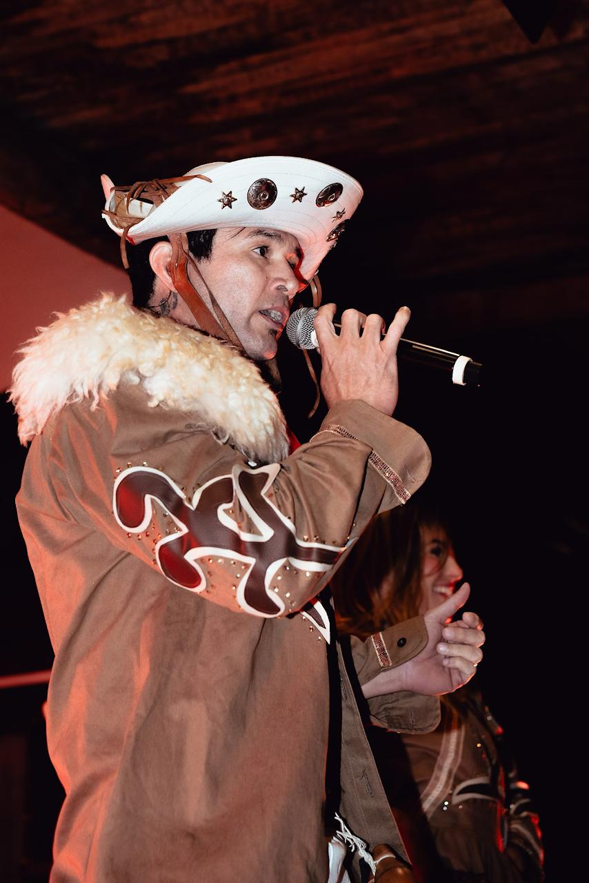 Reginaldo Sama no palco com figurino de cangaceiro