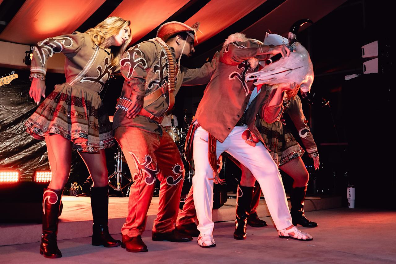 Dançando com bailarinas em vermelho