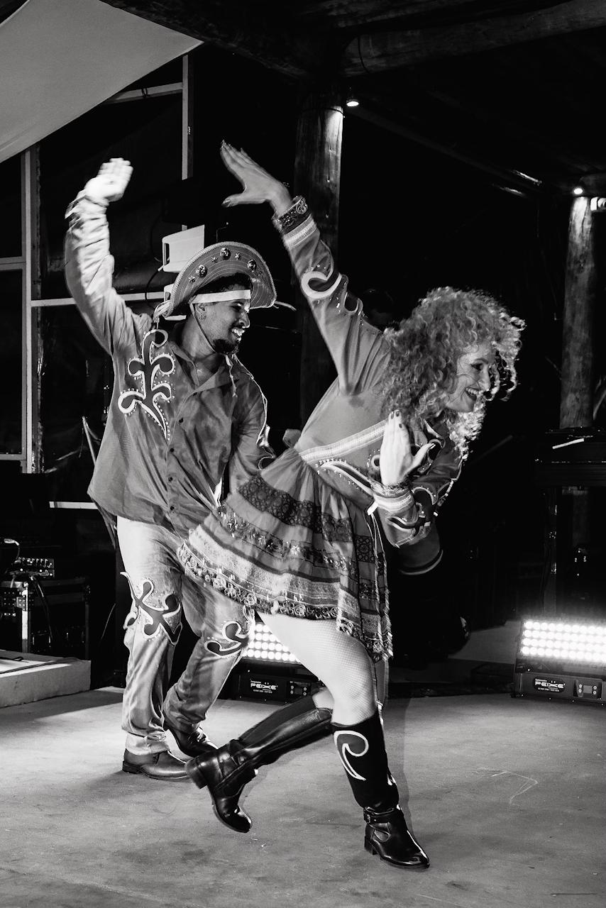 Dançando com bailarina em preto e branco