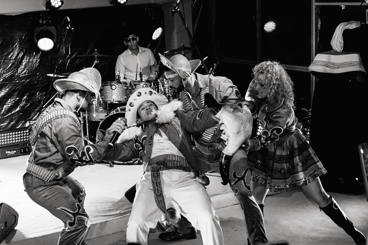 Coreografia completa com elenco no palco