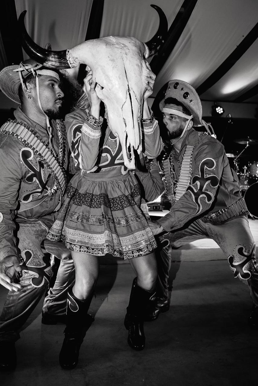 Bailarinas com cabeça de boi na performance